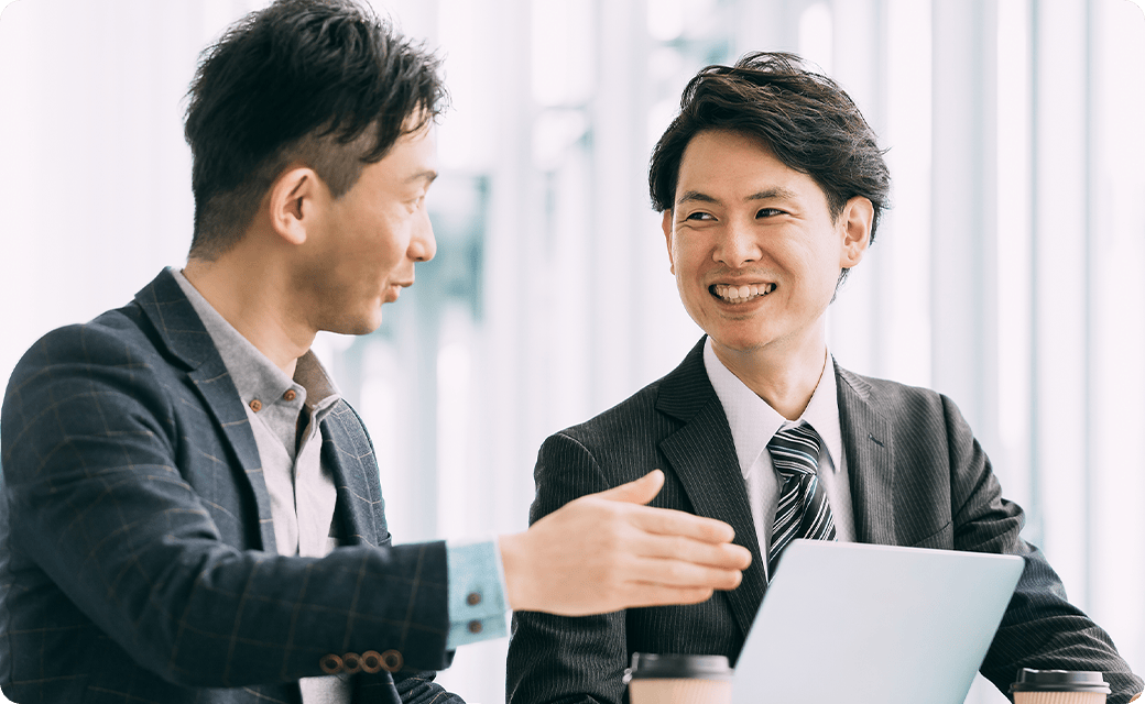 社員二人が意見交換しているシーン