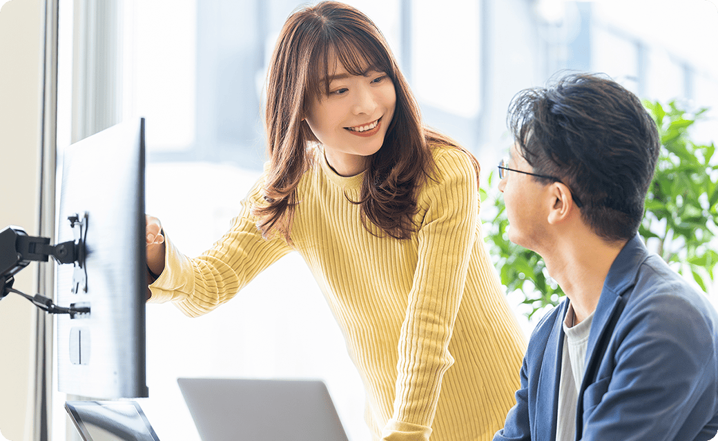 社員二人が意見交換しているシーン