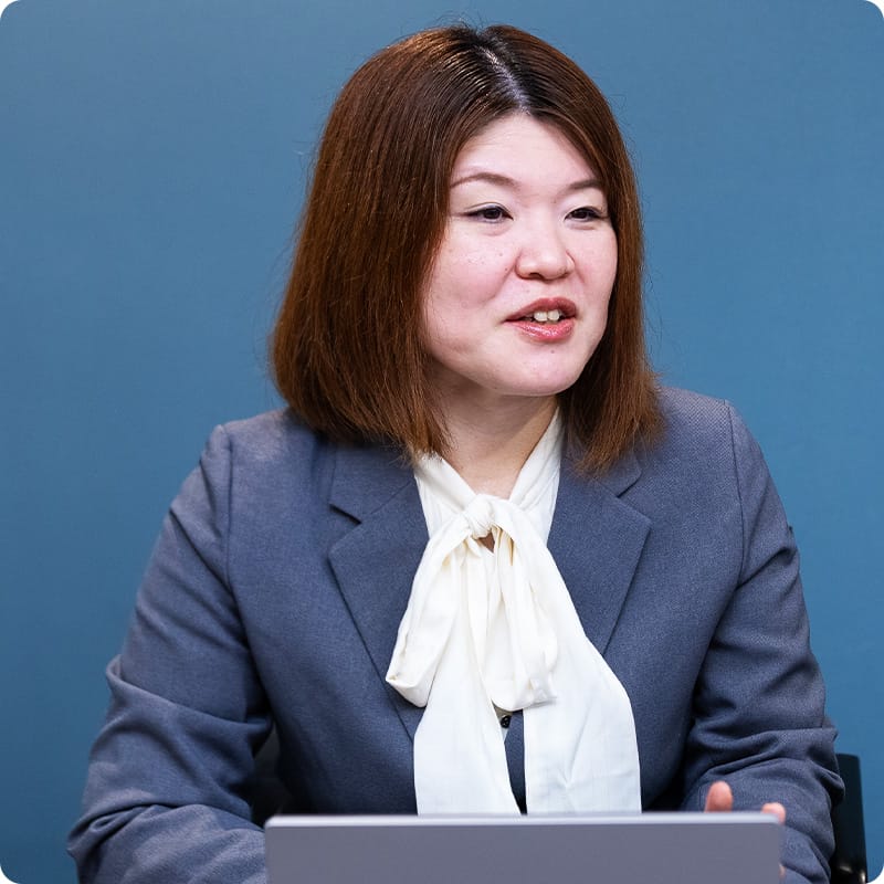 女性スタッフ 話すシーン