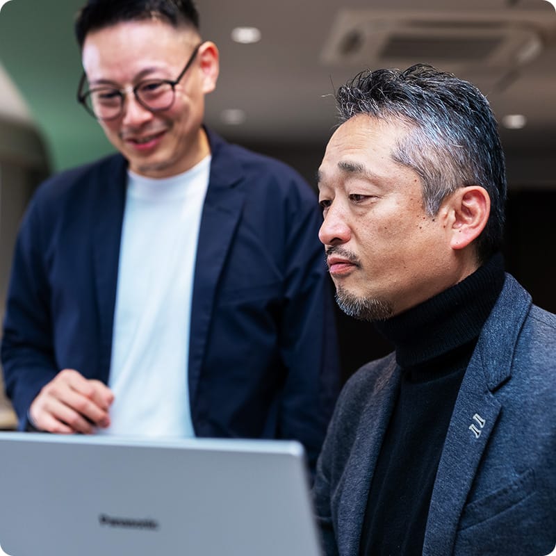 二人のスタッフが相談するシーン