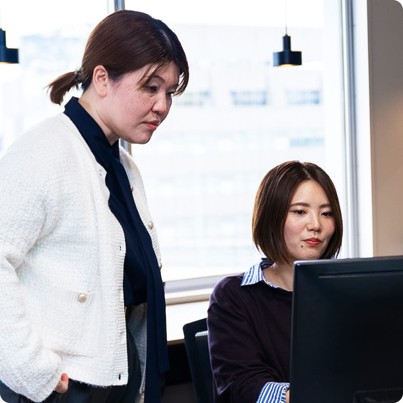 モニターを見ながら、確認しているシーン