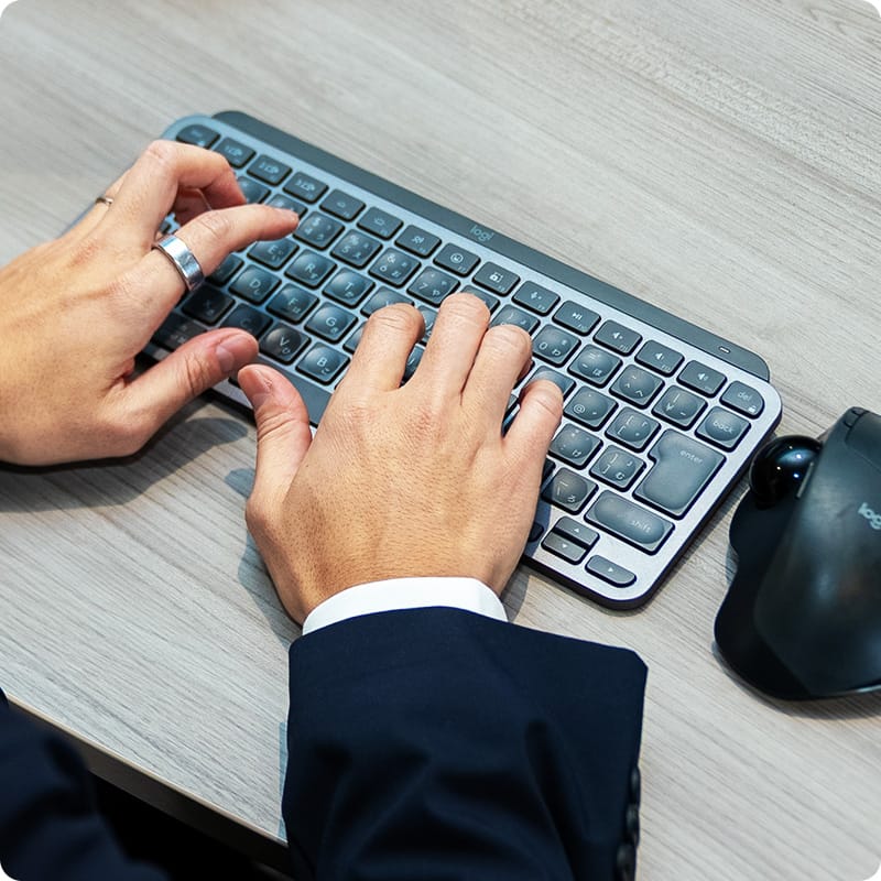 キーボードを打つシーン