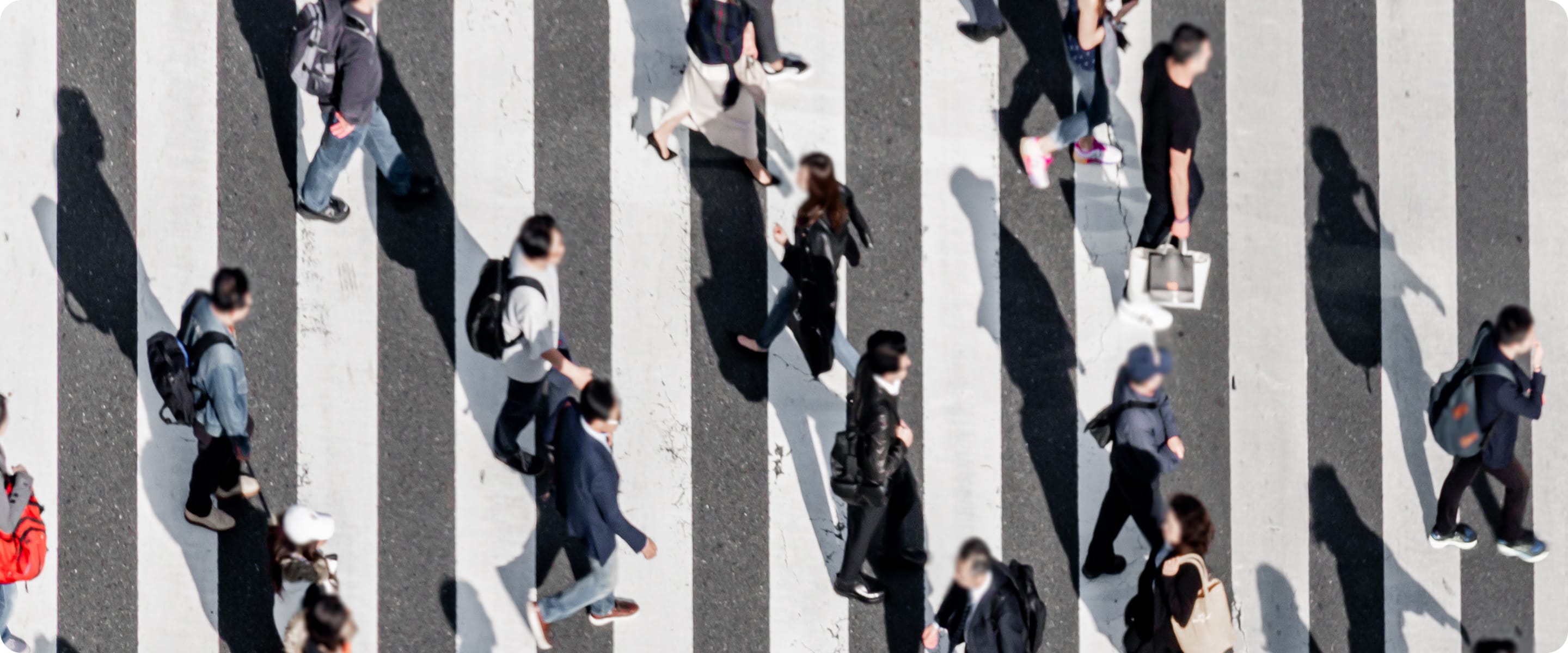 横断歩道を渡るシーン