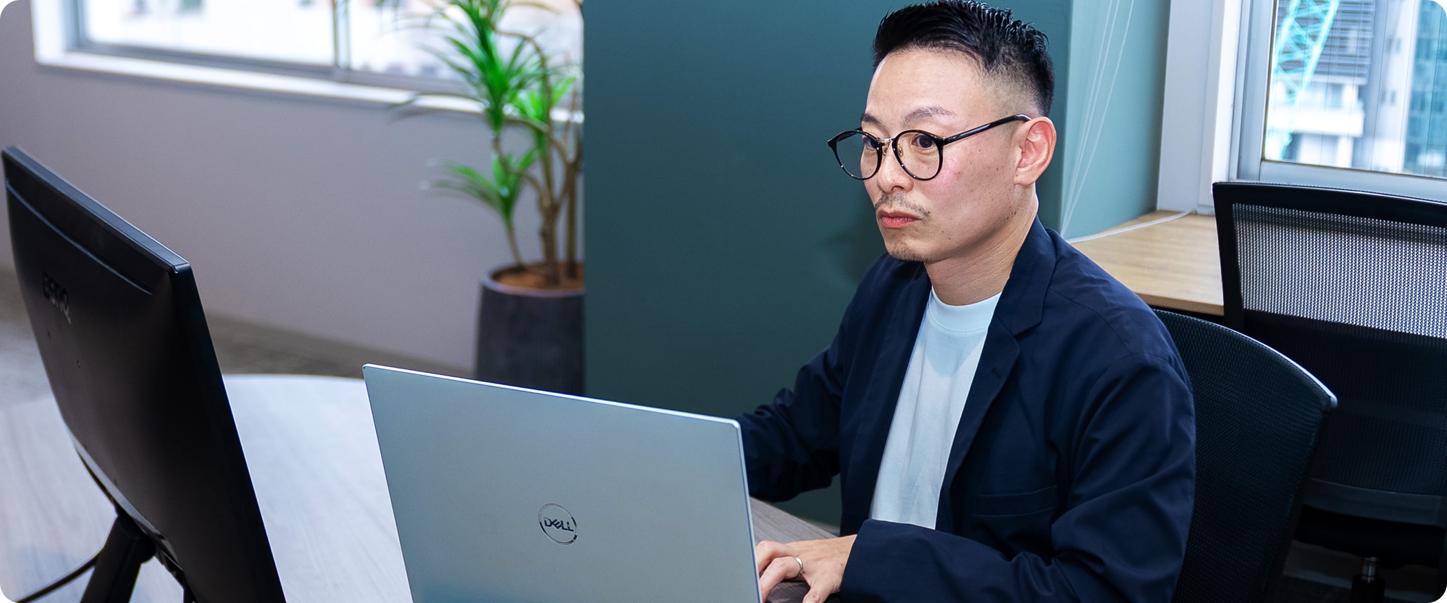 モニターをみて仕事をするエンジニア