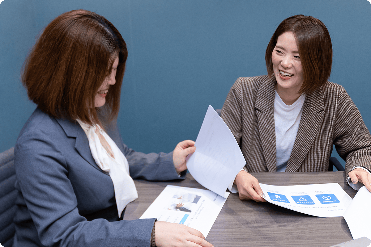 女性スタッフ二人での資料相談シーン