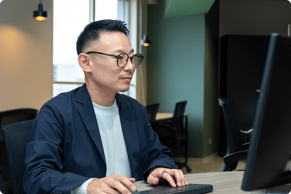 男性スタッフの作業シーン