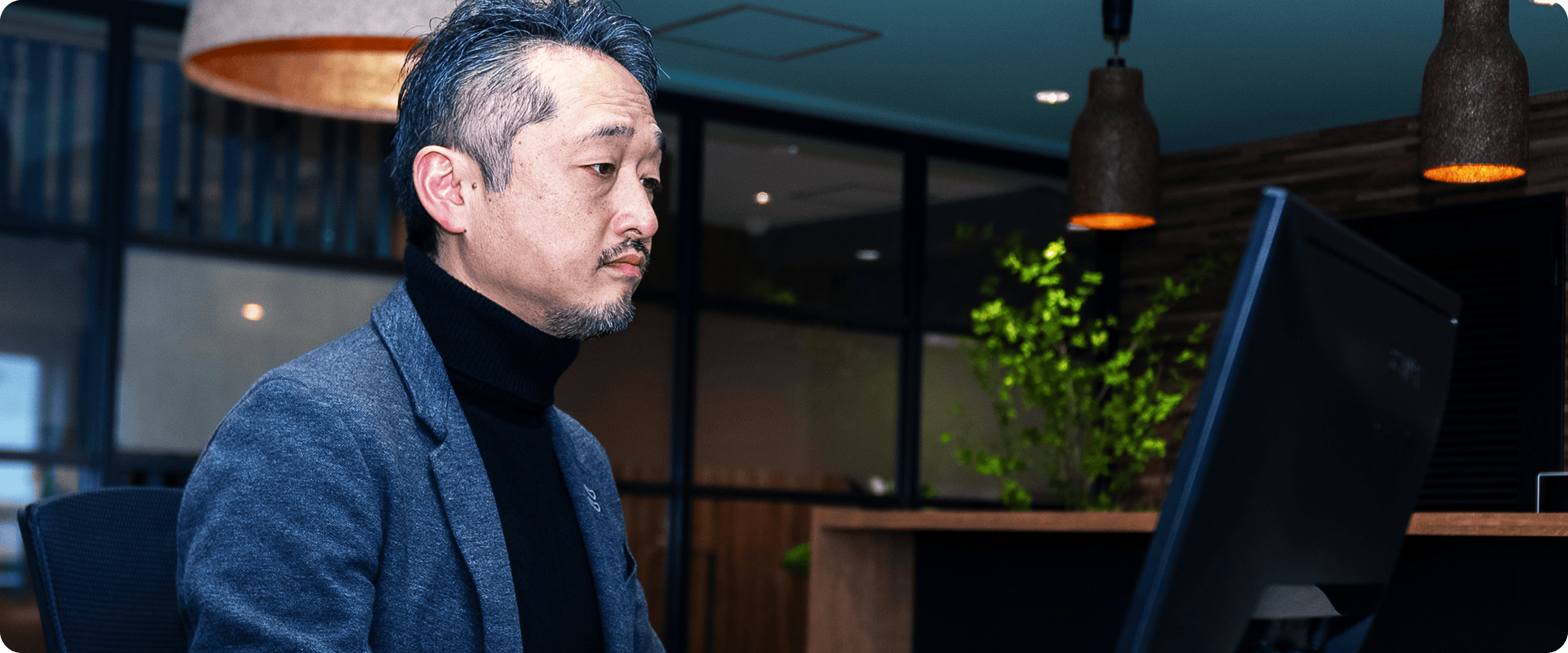 PCをみて作業するシーン