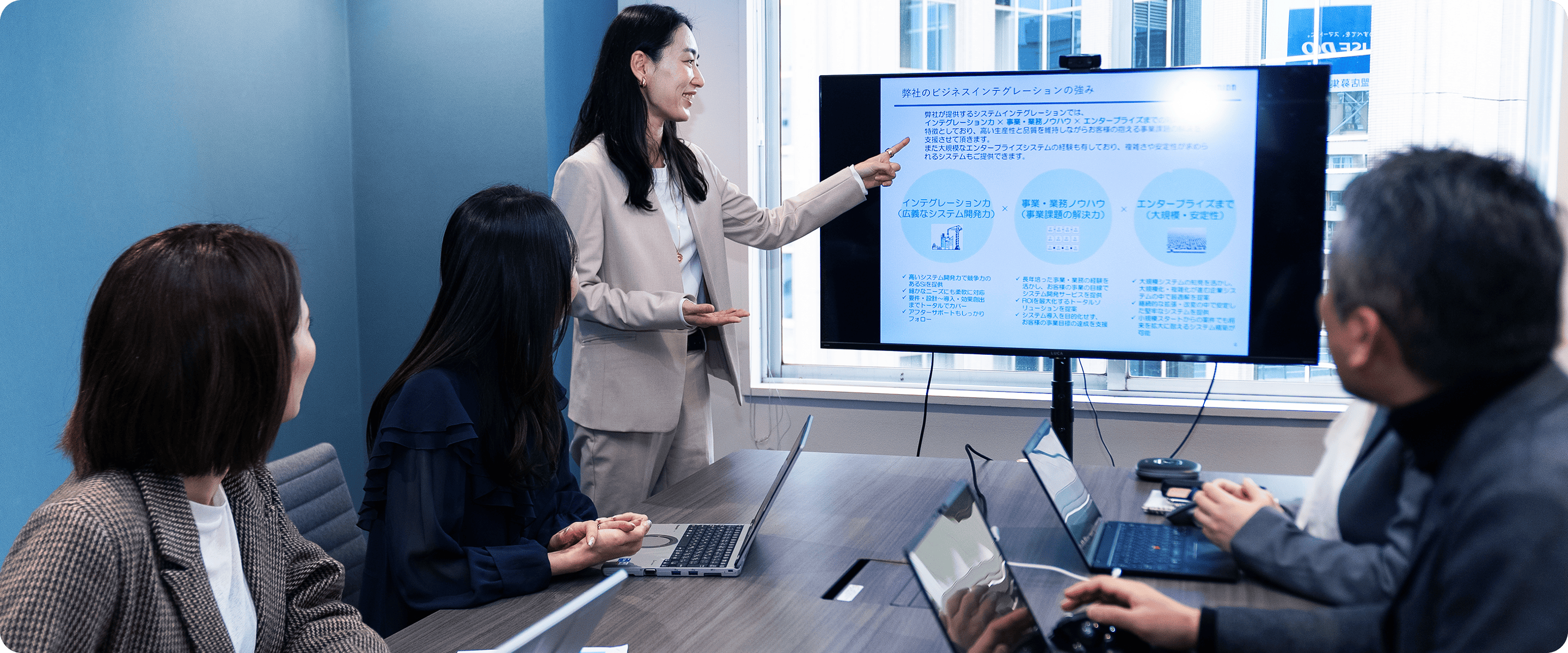 MTGでモニターを使った会議シーン