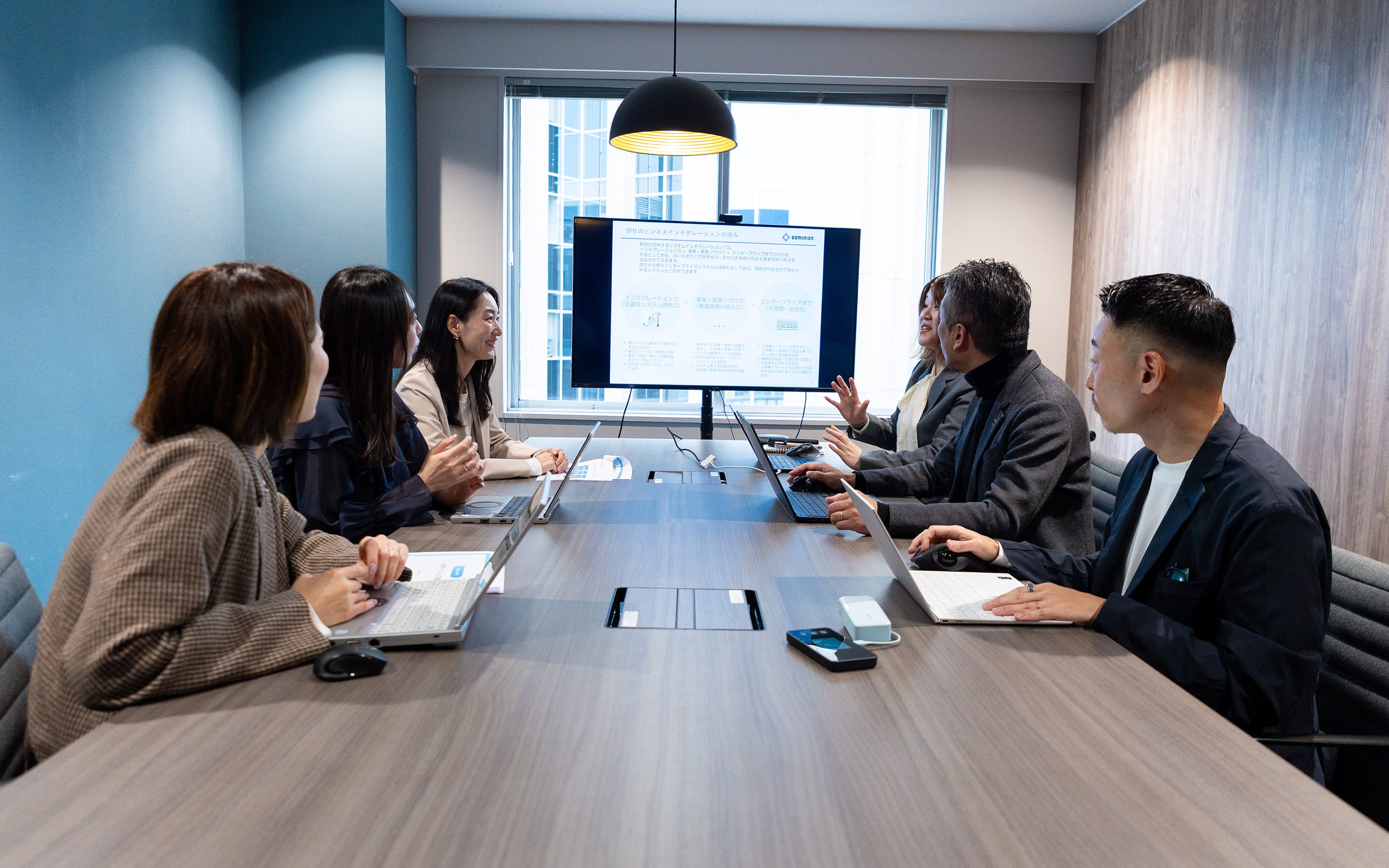 複数人が会議中シーン