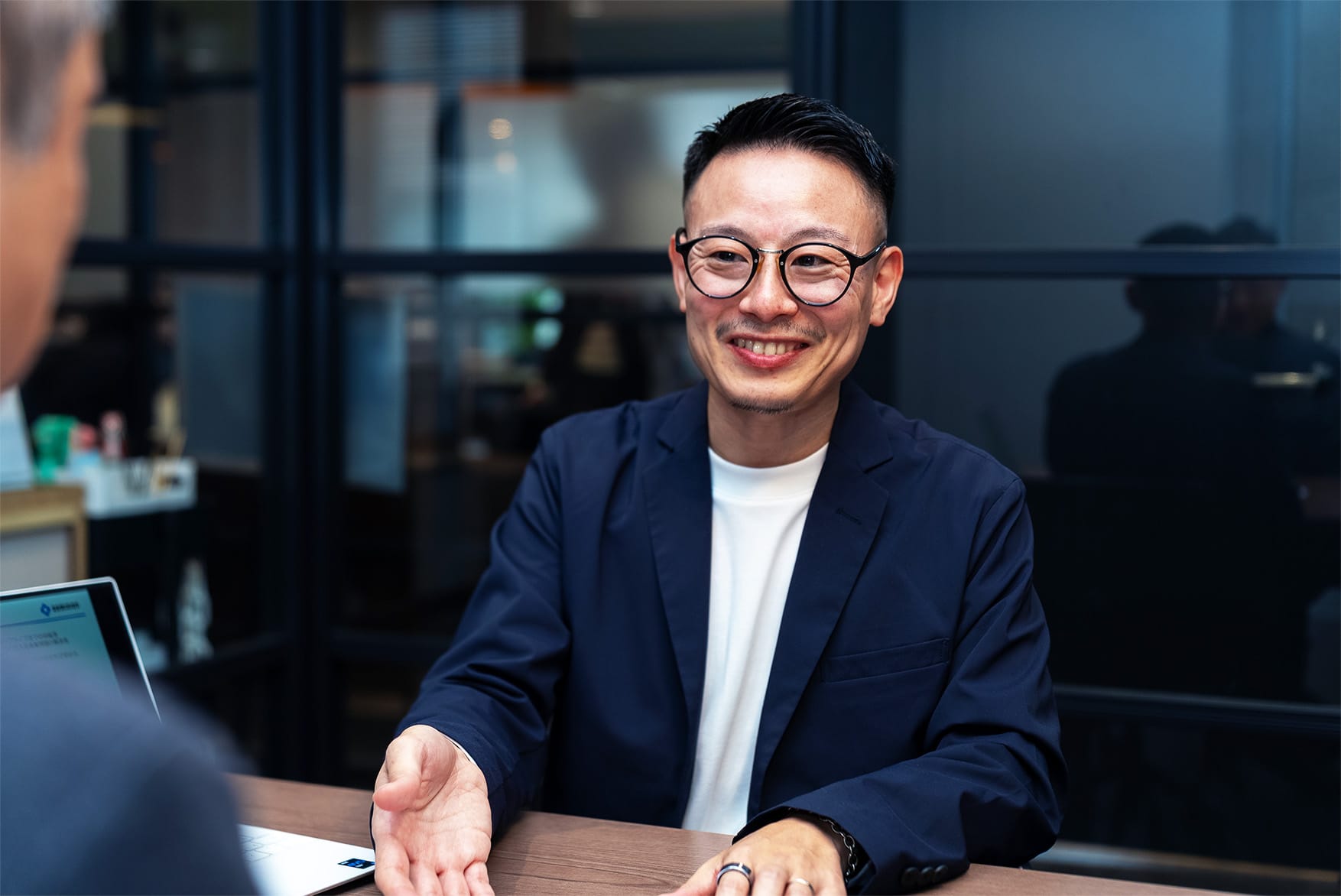 男性スタッフの会話シーン