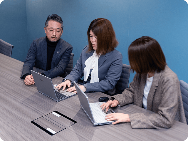 三人のスタッフの会話シーン